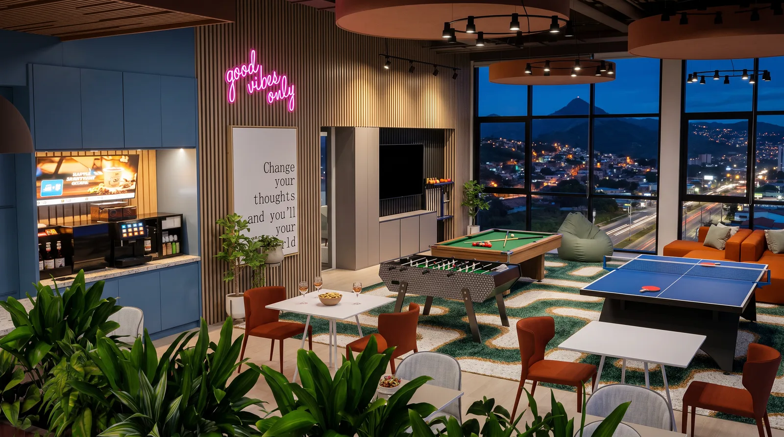 Lounge y cafetería de noche con vista a las luces de Tegucigalpa